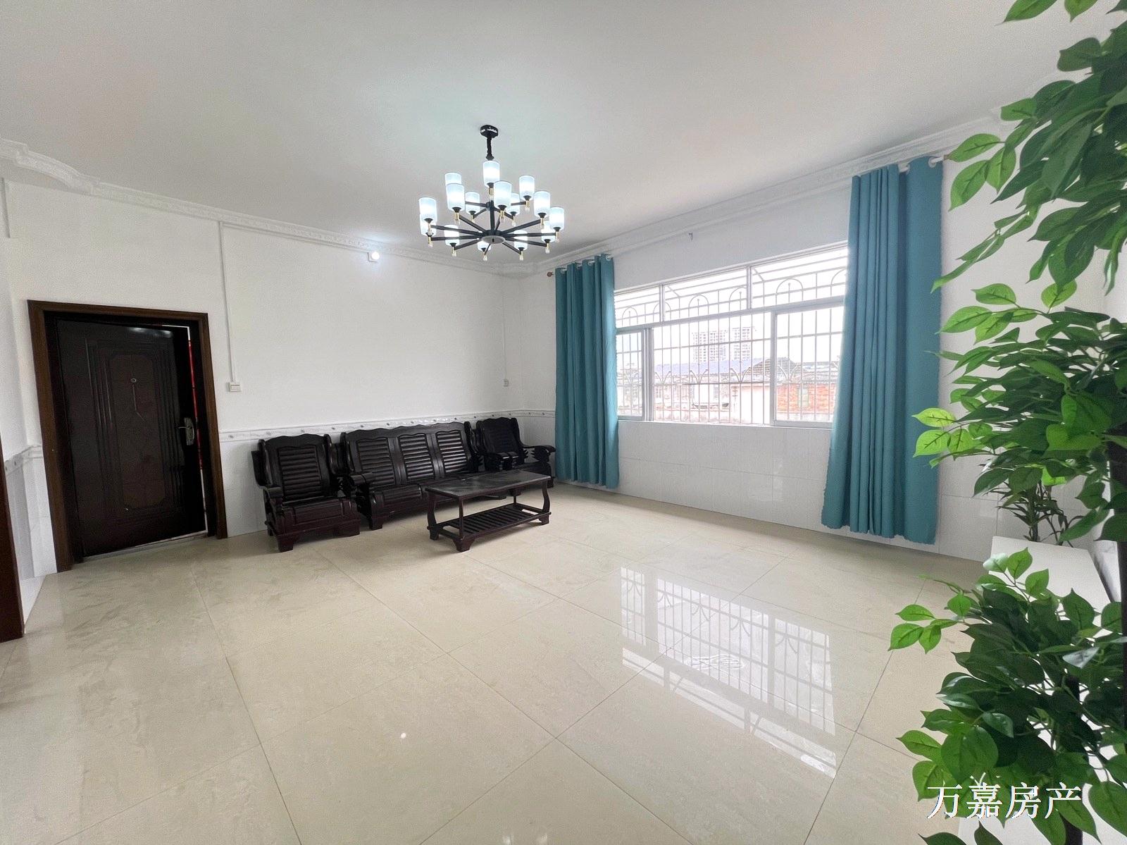 四小书包重装3房，有大院免费停车，抛27.8万（06246）18877782388