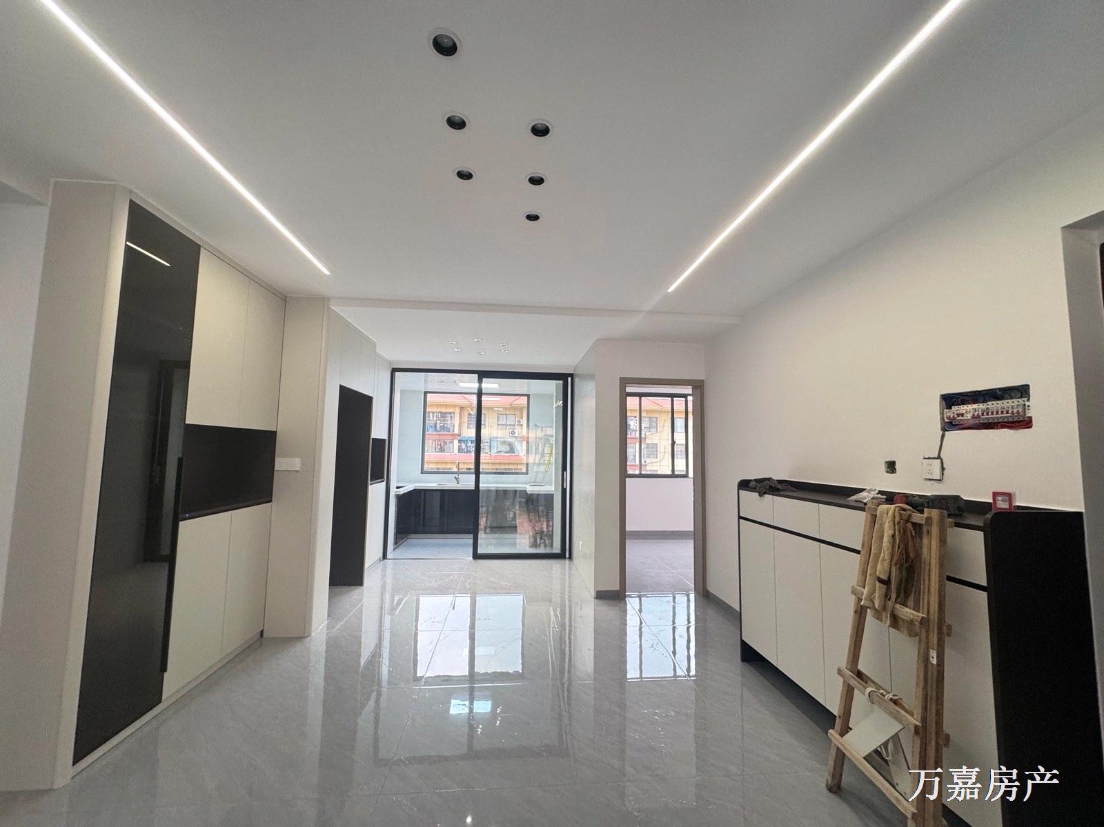 城南新区电梯精装4房，才53.8万（07262）18877782388