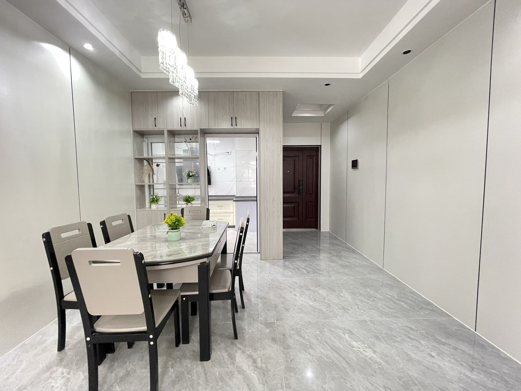 人工湖旁精装3+1房售价60万，送全屋家具，拎包即住。