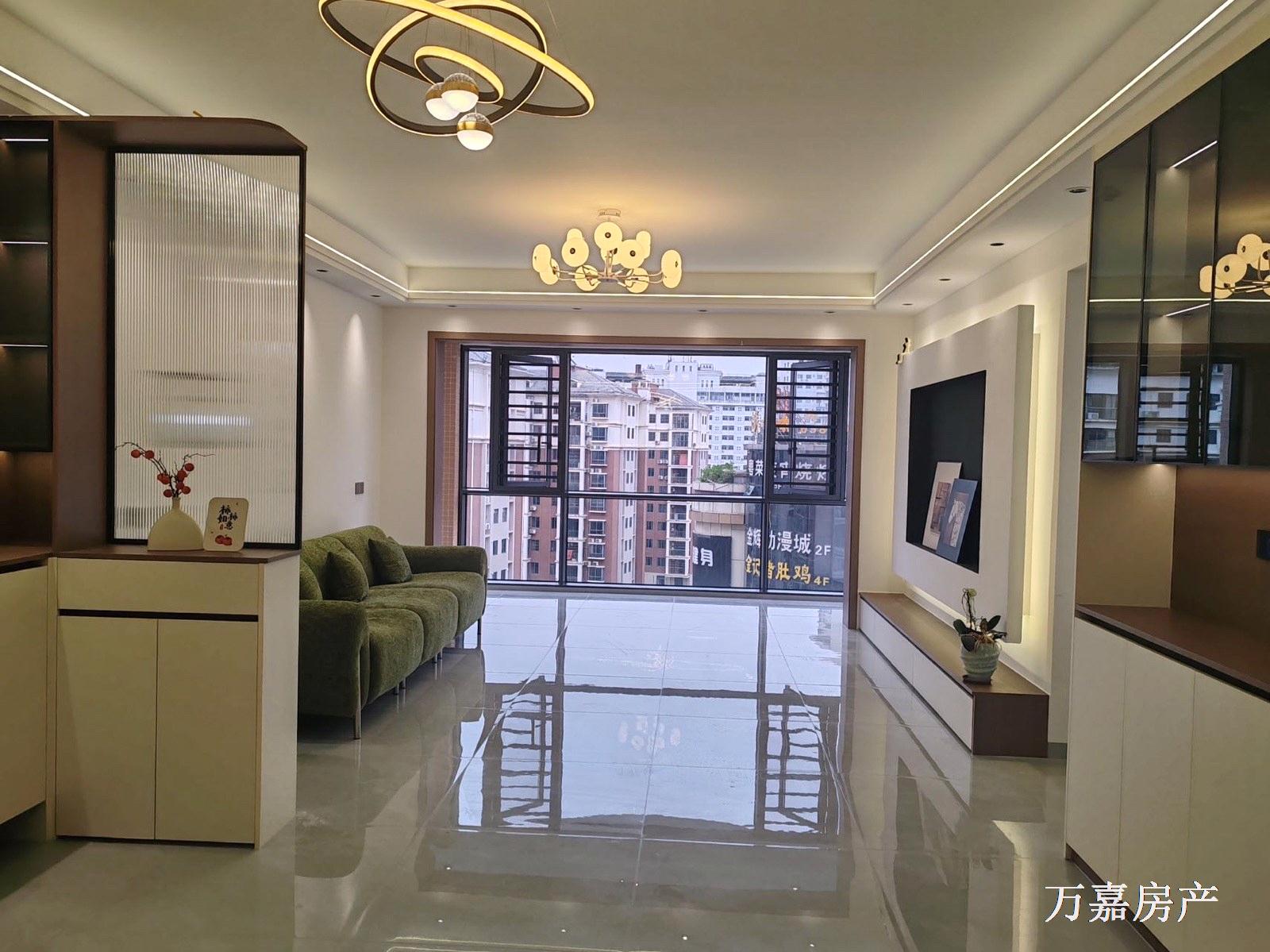 人工湖附近电梯全新精装4房，拎包入住68.8万（04454）18877782388