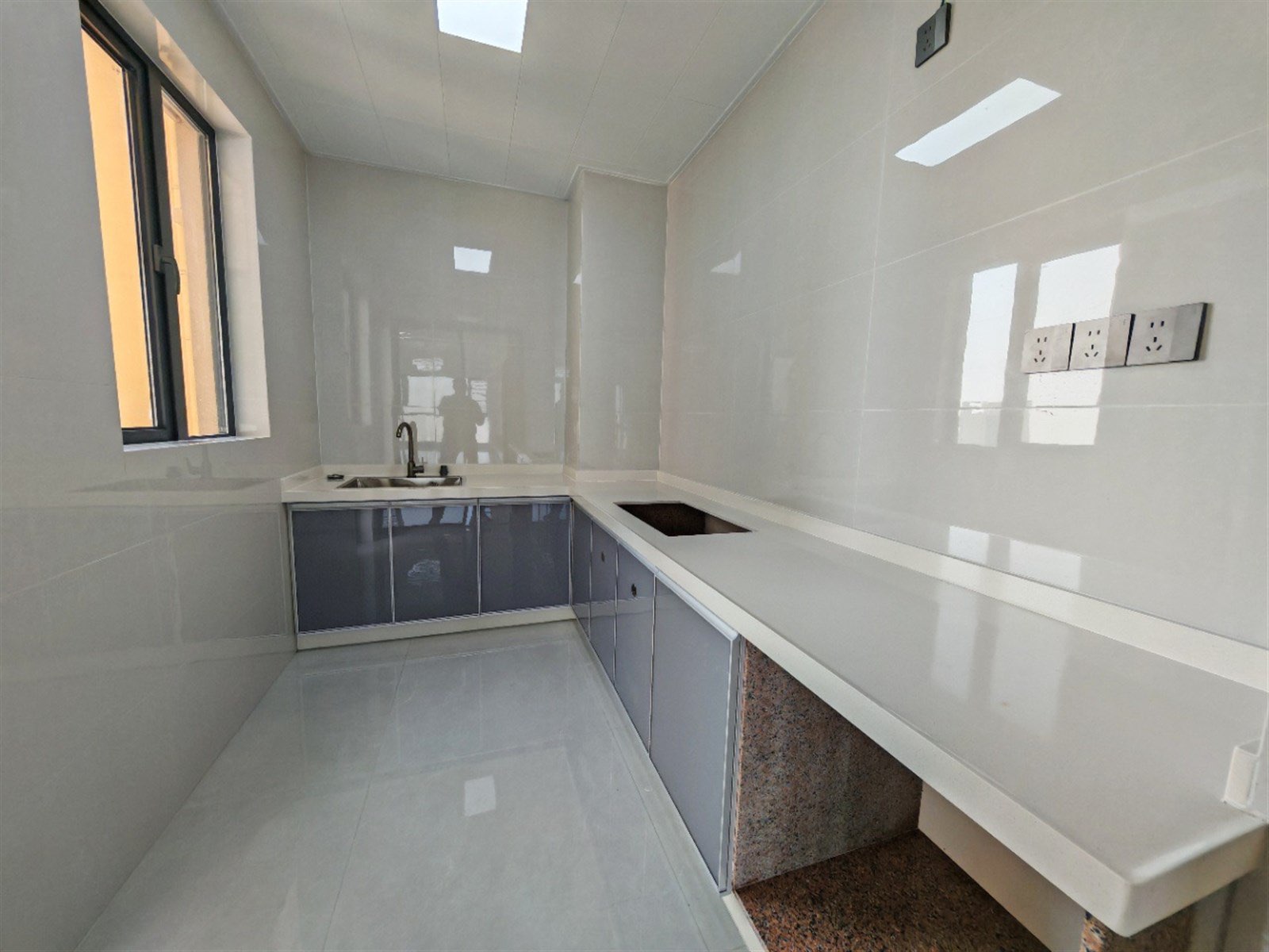 光大三期全新装修四房电梯高层